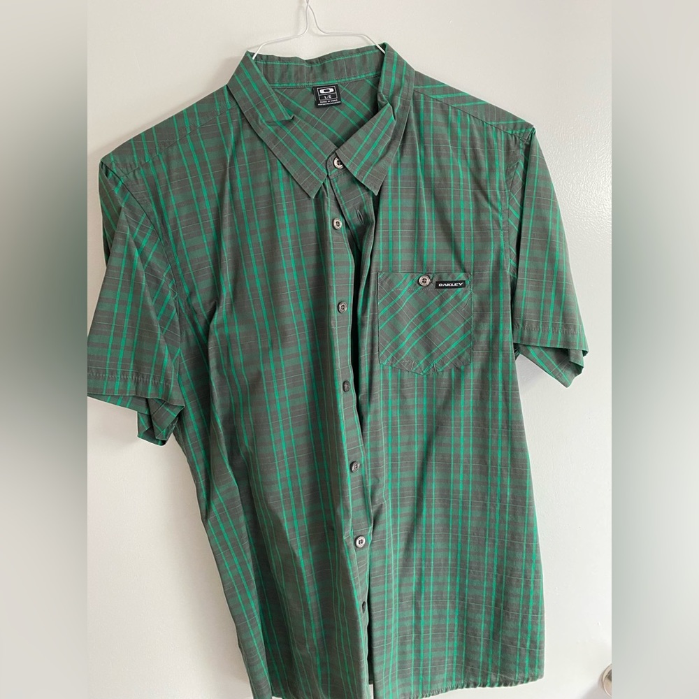 Men’s Oakley short sleeve button front shirt size large